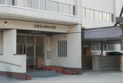 近くの深川小学校まで1,500m（徒歩19分）