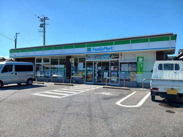 近くのファミリーマート二丈福吉店まで500m（徒歩7分）