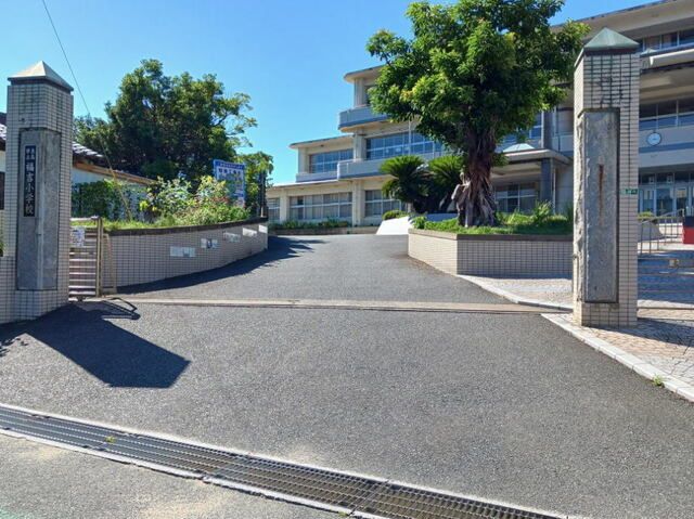 近くの糸島市立福吉小学校まで600m（徒歩8分）