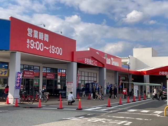 近くのヤマダ電機・ニトリまで4,900m（徒歩62分）