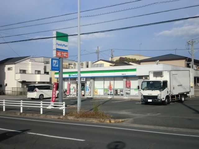 近くのファミリーマートまで250m（徒歩4分）