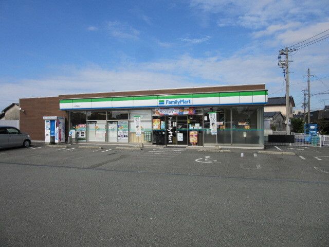 近くのファミリーマート八代竹原店まで300m（徒歩4分）