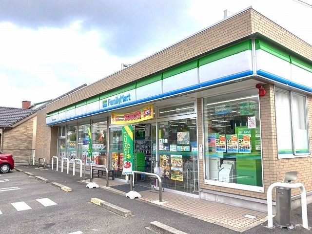 近くのファミリーマート北名古屋清水店まで350m（徒歩5分）