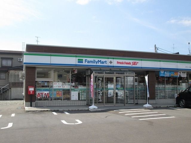 近くのファミリーマートメルシー川治店まで800m（徒歩10分）