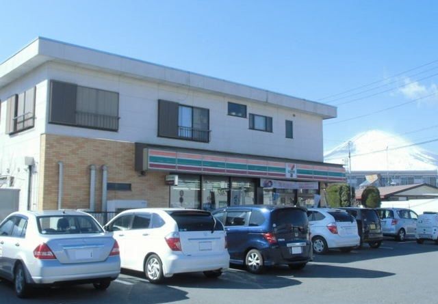近くのセブンイレブン 御殿場インターまで700m（徒歩9分）