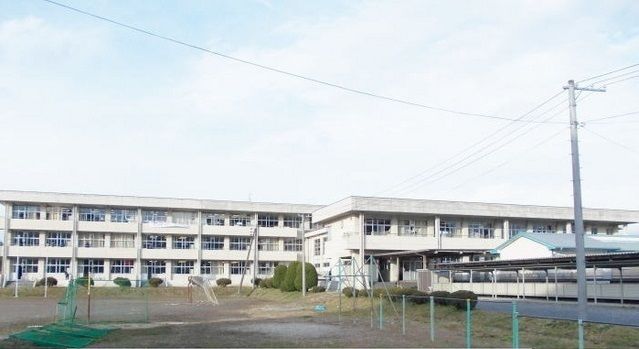 近くの一関市立桜町中学校まで1,300m（徒歩17分）