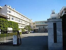 近くの深谷商業高等学校まで600m（徒歩8分）