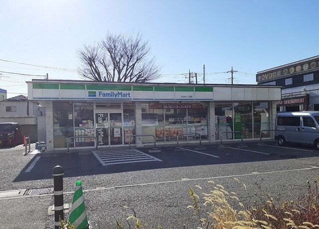 近くのファミリーマート美女木8丁目店まで800m（徒歩10分）