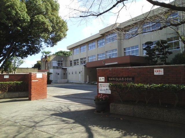 近くの託麻南小学校まで1,000m（徒歩13分）