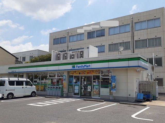 近くのファミリーマートまで750m（徒歩10分）