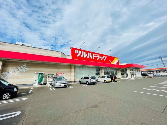 近くのツルハドラッグ名取バイパス店まで550m（徒歩7分）