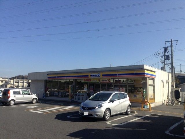 近くのミニストップ大津石山寺３丁目店まで400m（徒歩5分）