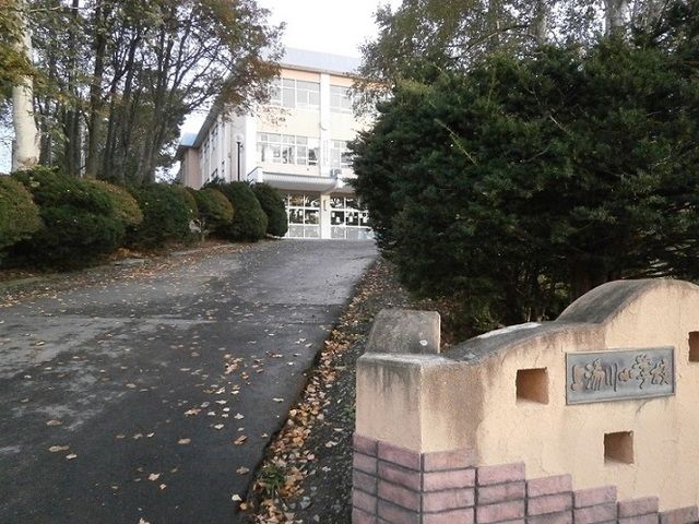 近くの函館市立上湯川小学校まで850m（徒歩11分）