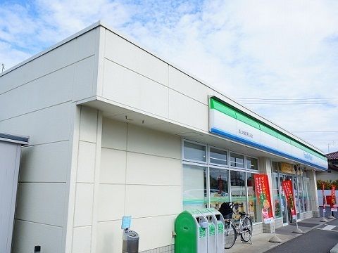 近くのファミリーマートまで1,000m（徒歩13分）