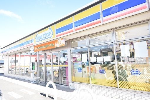 近くのミニストップ フレスポ郡山店まで350m(徒歩5分)