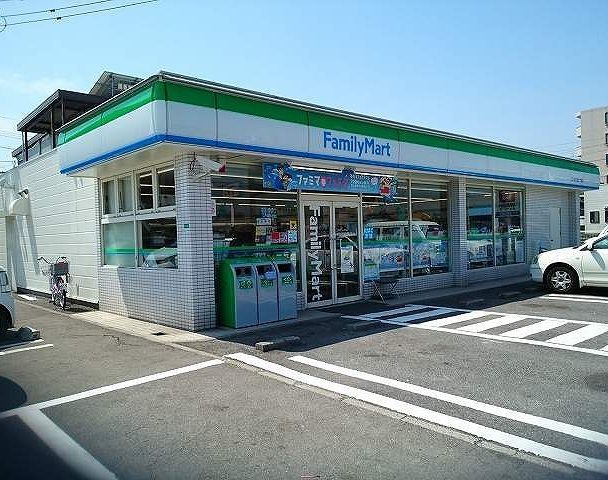 近くのファミリーマート三佐3丁目店まで550m(徒歩7分)