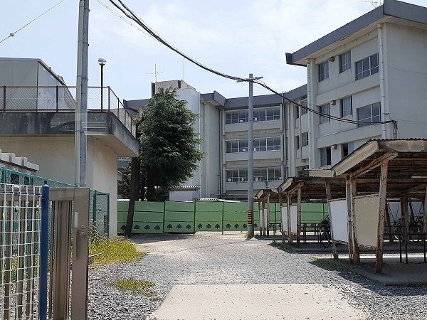 近くの中学校まで350m（徒歩5分）
