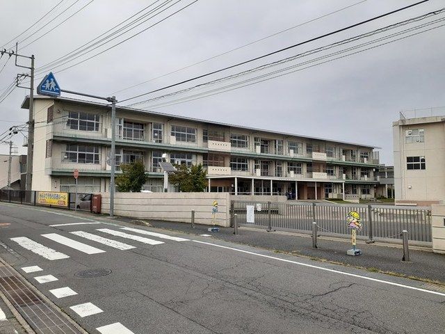 近くの吉岡町立駒寄小学校まで270m(徒歩4分)