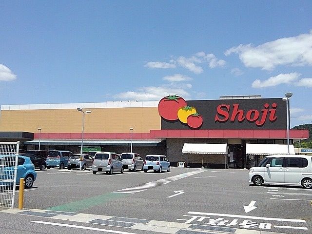 近くのショージ本郷店まで450m（徒歩6分）