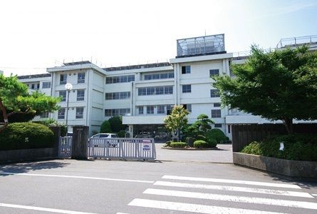近くの南中学校まで600m(徒歩8分)