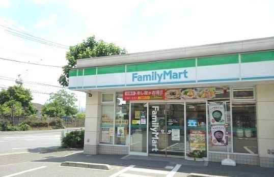 近くのコンビニまで240m（徒歩3分）