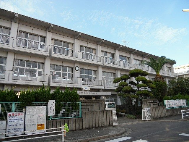 近くの壬生川小学校様まで300m（徒歩4分）