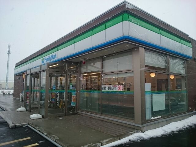 近くのファミリーマート新津川口店まで280m(徒歩4分)