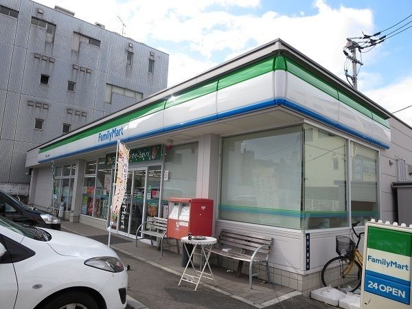 近くのファミリーマートさんまで280m(徒歩4分)