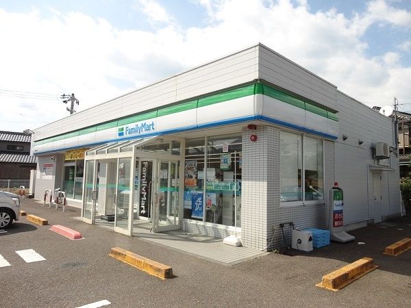 近くのファミリーマート敦賀山泉店まで550m（徒歩7分）