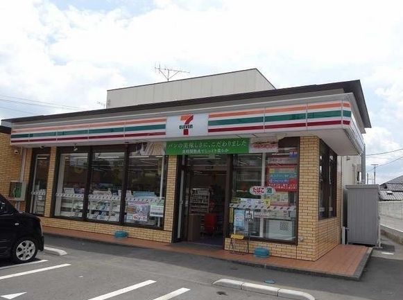 近くのコンビニまで730m（徒歩10分）