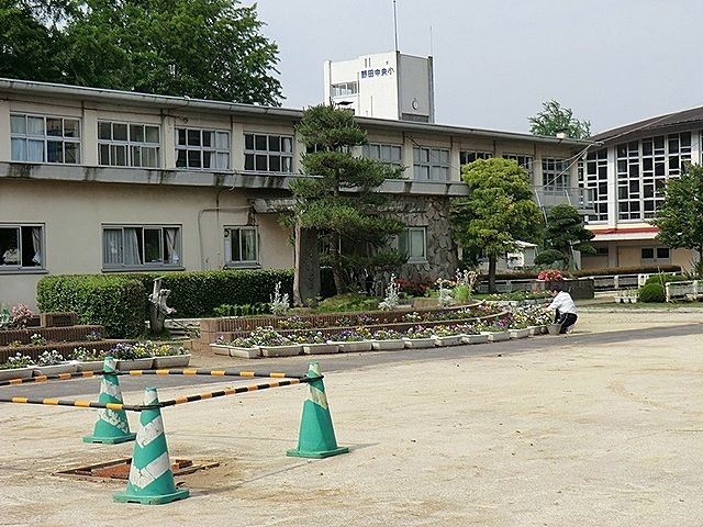 近くの小学校まで60m（徒歩1分）