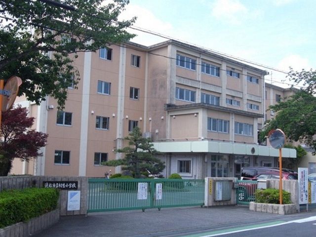 近くの浜松市立初生小学校まで650m（徒歩9分）