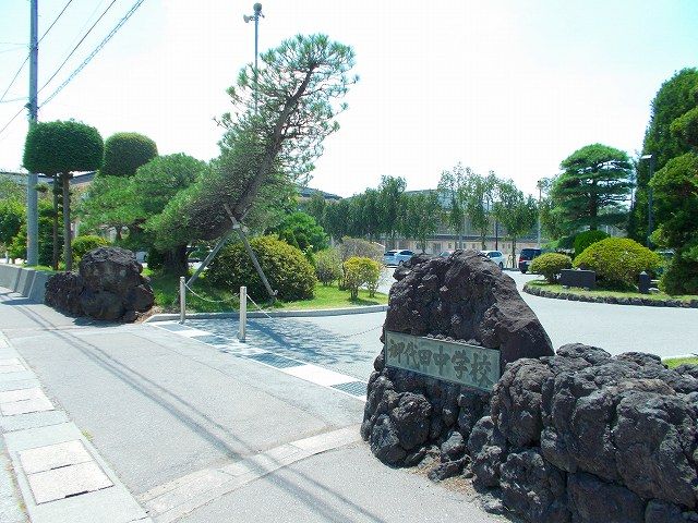 近くの中学校まで2,100m（徒歩27分）