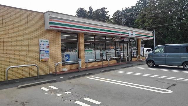 近くのセブンイレブン河和田町中道店まで350m（徒歩5分）