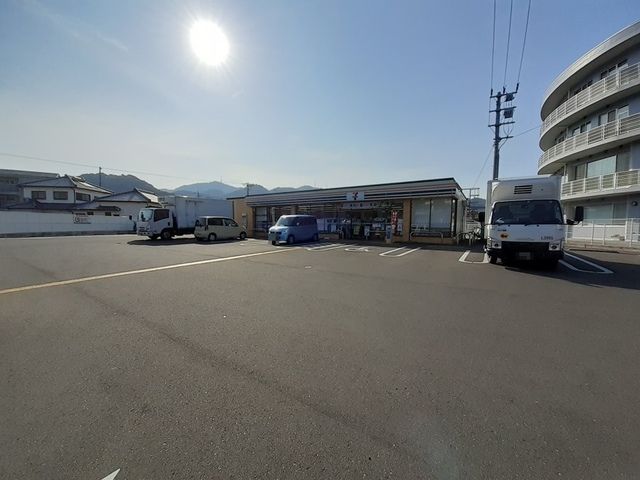 近くのセブン-イレブン 高知神田西店まで400m(徒歩5分)