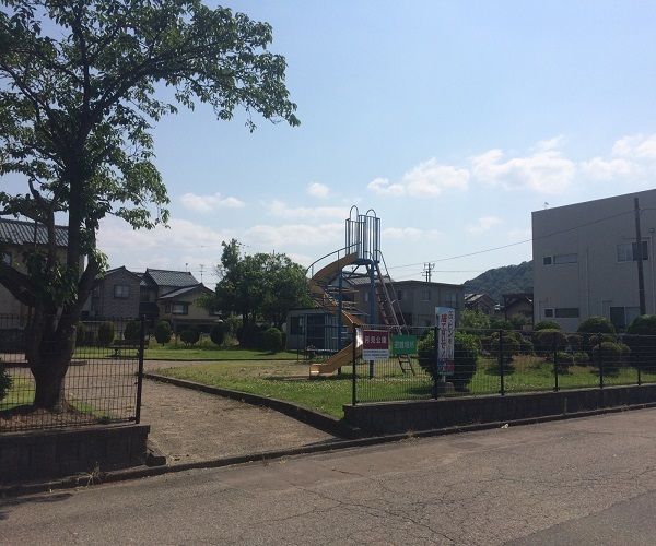 近くの月見公園まで550m（徒歩7分）