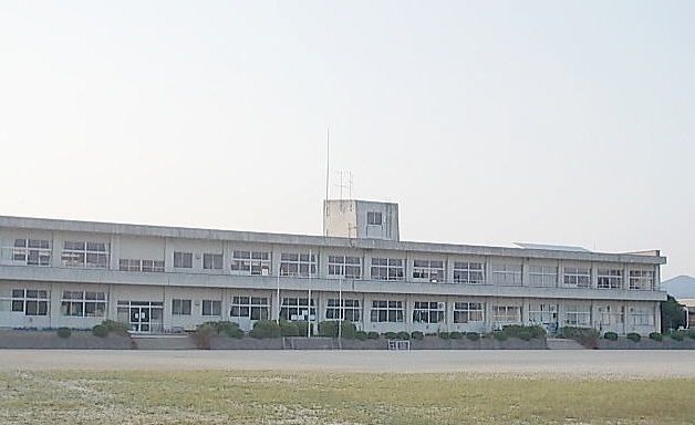 近くの新城小学校まで400m(徒歩5分)