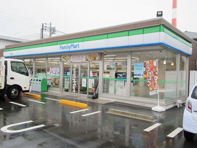 近くのファミリーマート下松東豊井店まで1,400m（徒歩18分）