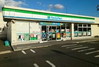 近くのファミリーマート小中野二丁目店まで390m(徒歩5分)