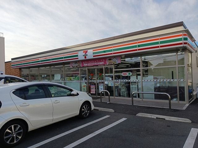 近くのセブンイレブン松戸高塚店まで500m(徒歩7分)
