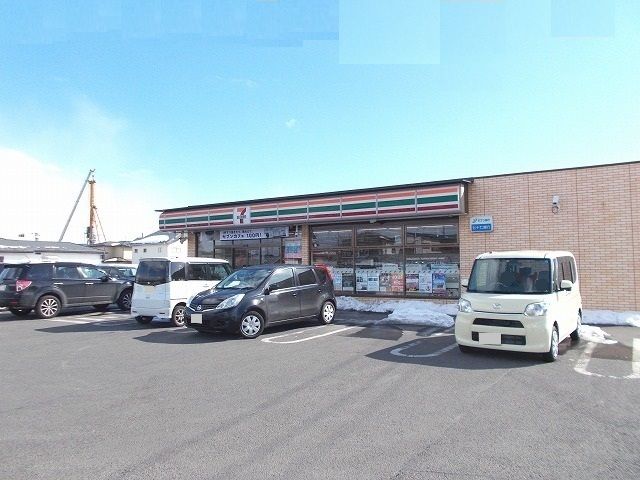 近くのコンビニまで550m（徒歩7分）