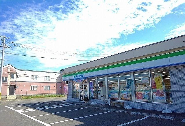 近くのファミリーマートまで50m（徒歩1分）