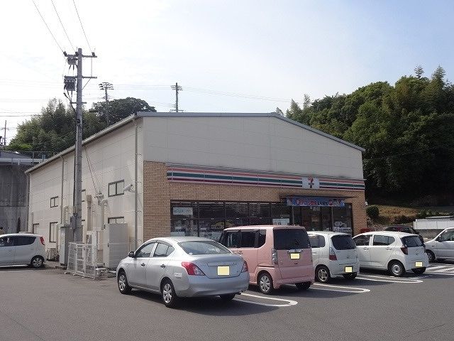 近くのセブンイレブン鴛野店まで800m（徒歩10分）