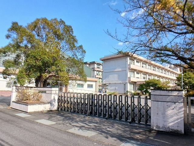 近くの鴛野小学校まで400m（徒歩5分）
