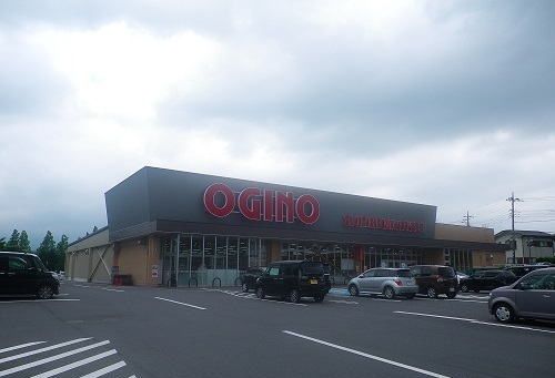 近くのオギノ御殿場富士岡店まで800m（徒歩10分）