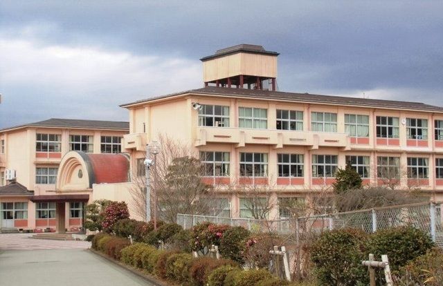 近くの御殿場市立富士岡中学校まで350m（徒歩5分）