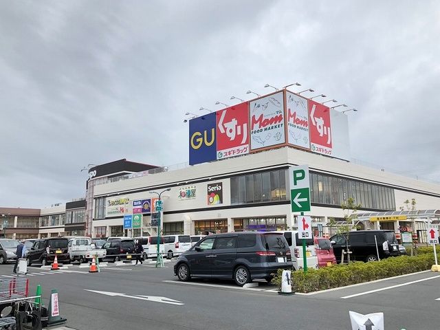 近くの浜松フレスポまで1,300m（徒歩17分）