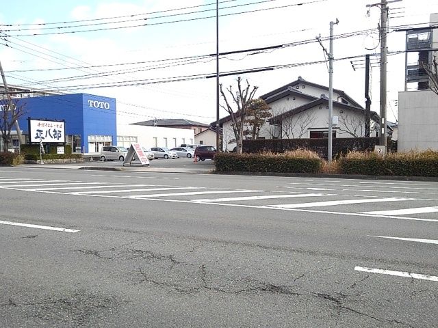 近くの正八郎うどんまで330m（徒歩5分）