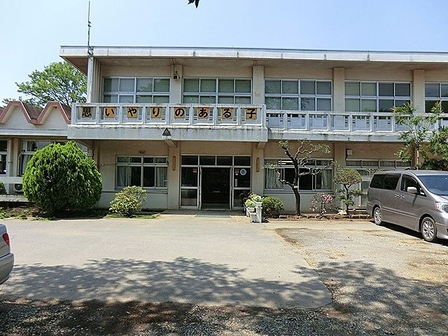 近くの宮崎小学校まで900m(徒歩12分)
