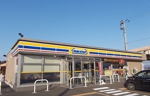 近くのコンビニまで400m（徒歩5分）
